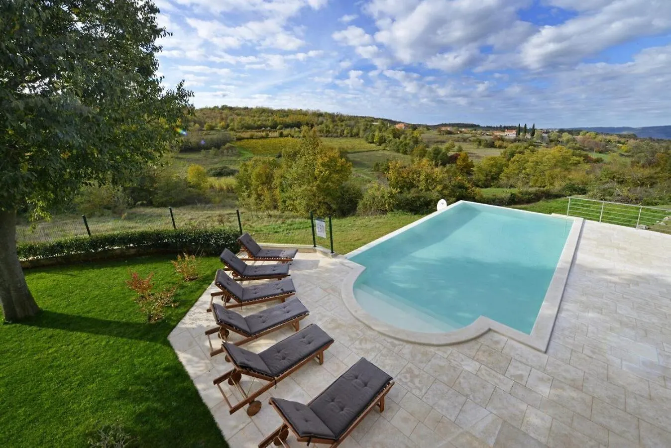 Villa Zvonar Near Motovun With Large Pool And Whirlpool Rakotule 0*,  Chorvatsko